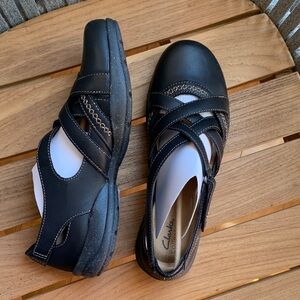 Clarks Women's Black and Tan Flats